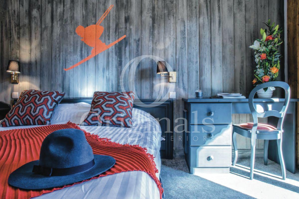 Bedroom with wooden background with an artwork on the wall - Originals Interirors
