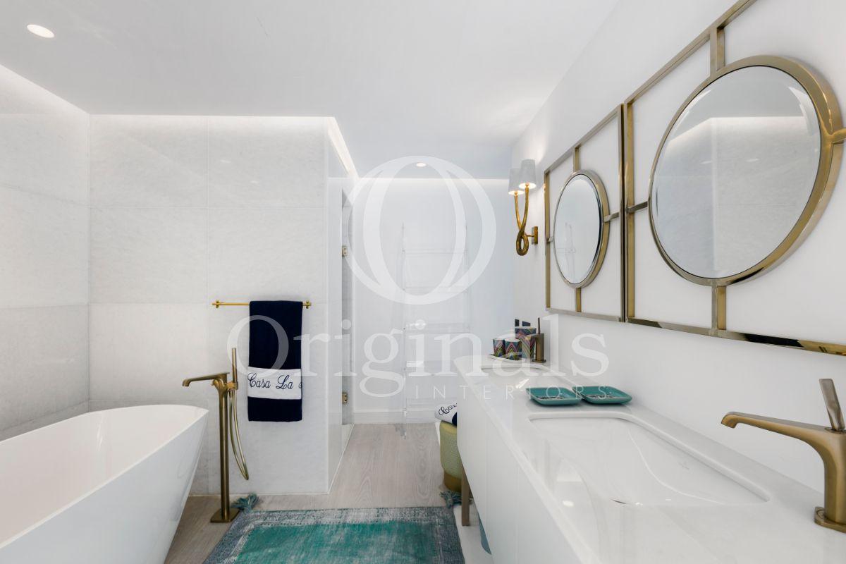 Bathroom with golden accents - Originals Interiors